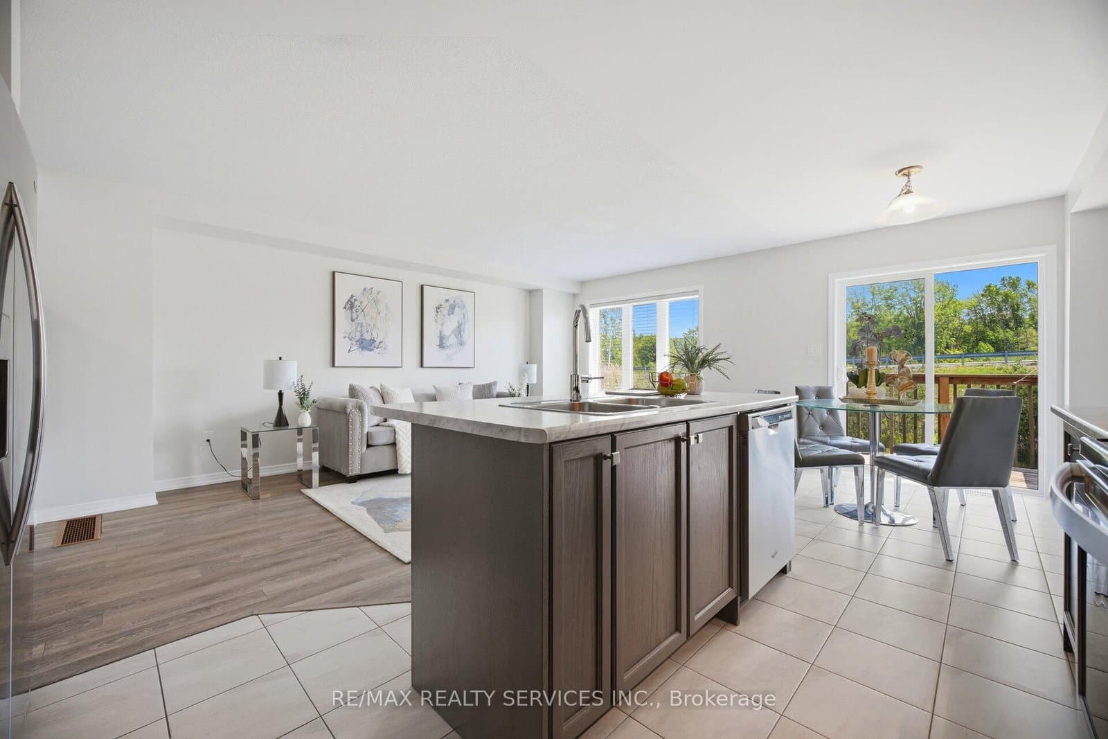 250 Esther Crescent thumbnail 16