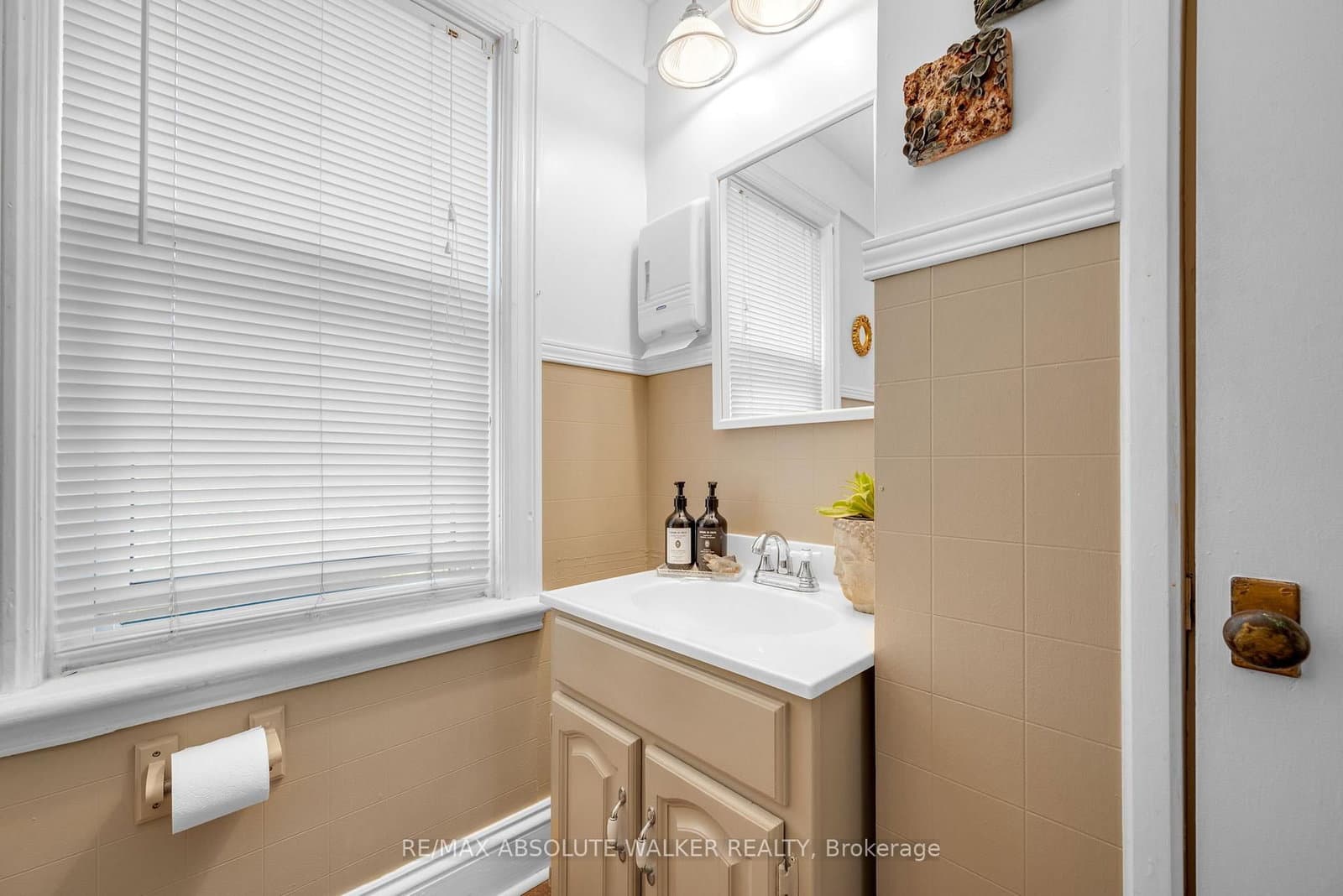 383 Danforth Avenue thumbnail 28