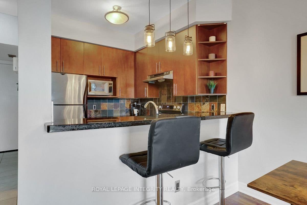 711 Churchill Avenue N, Unit 402 thumbnail 11