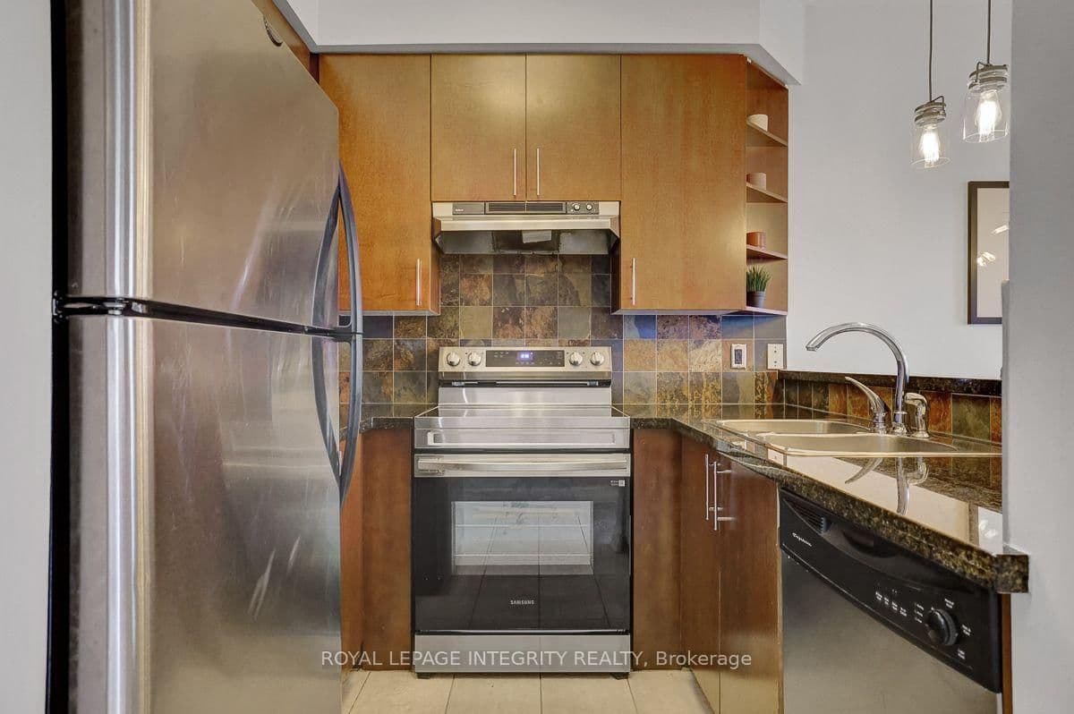 711 Churchill Avenue N, Unit 402 thumbnail 12