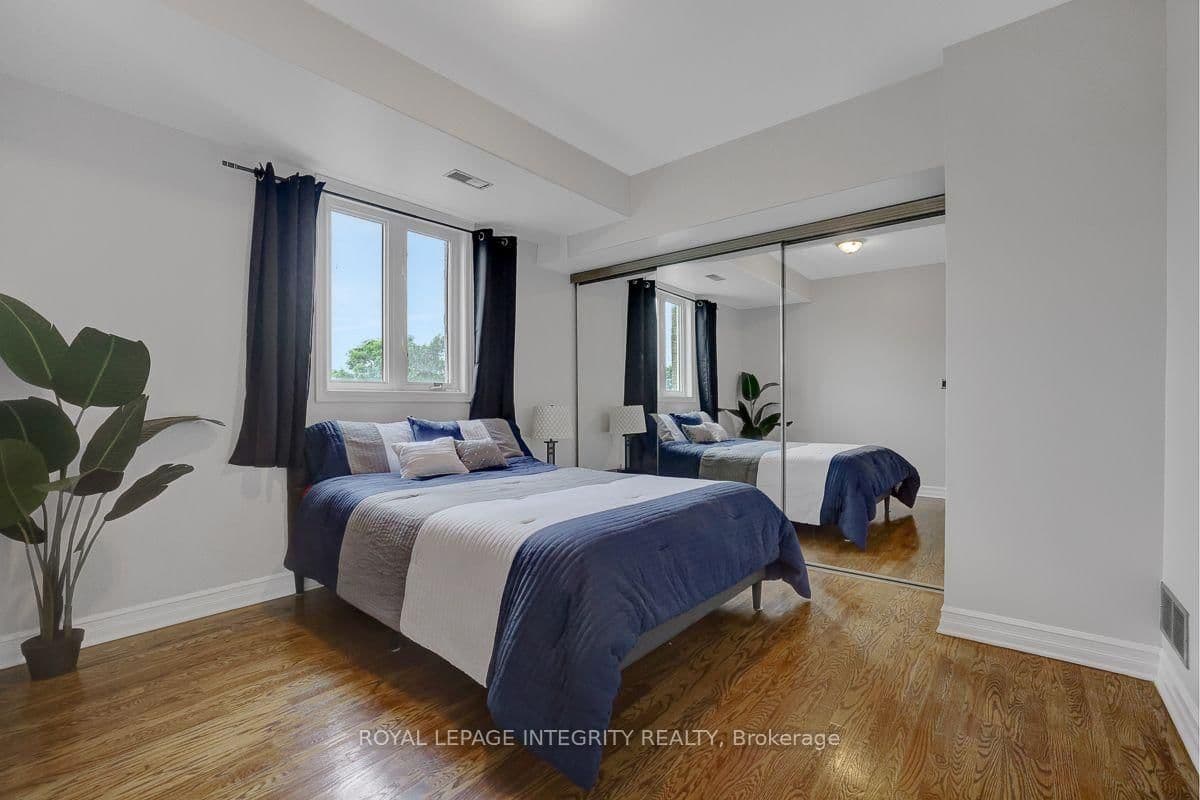 711 Churchill Avenue N, Unit 402 thumbnail 16