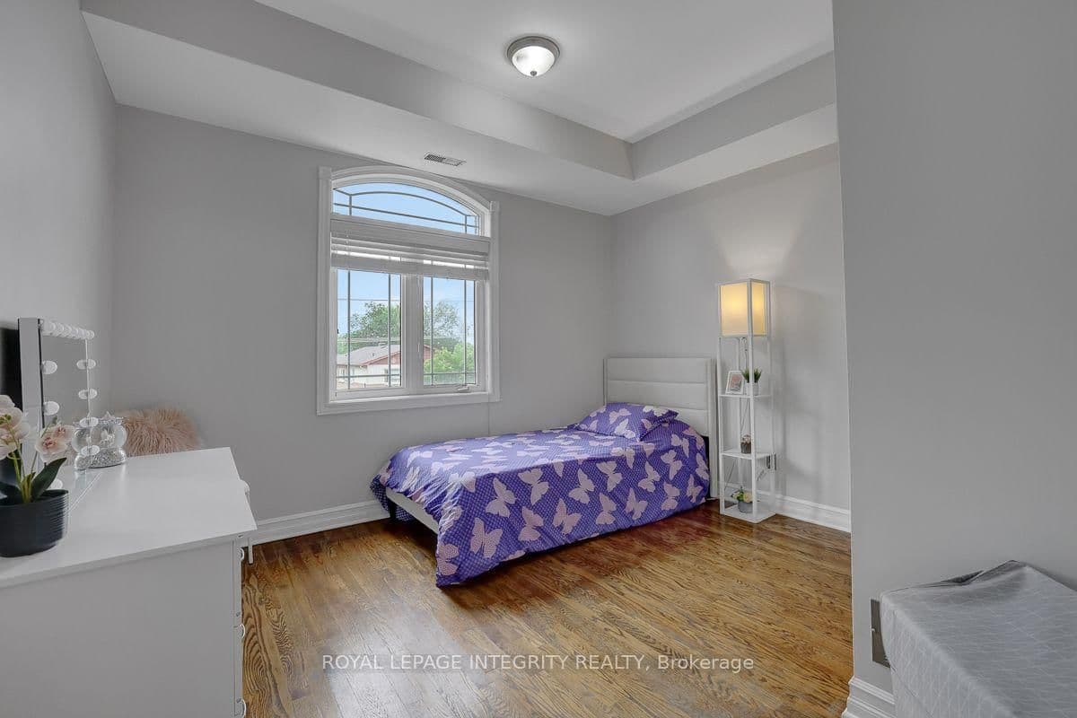 711 Churchill Avenue N, Unit 402 thumbnail 19