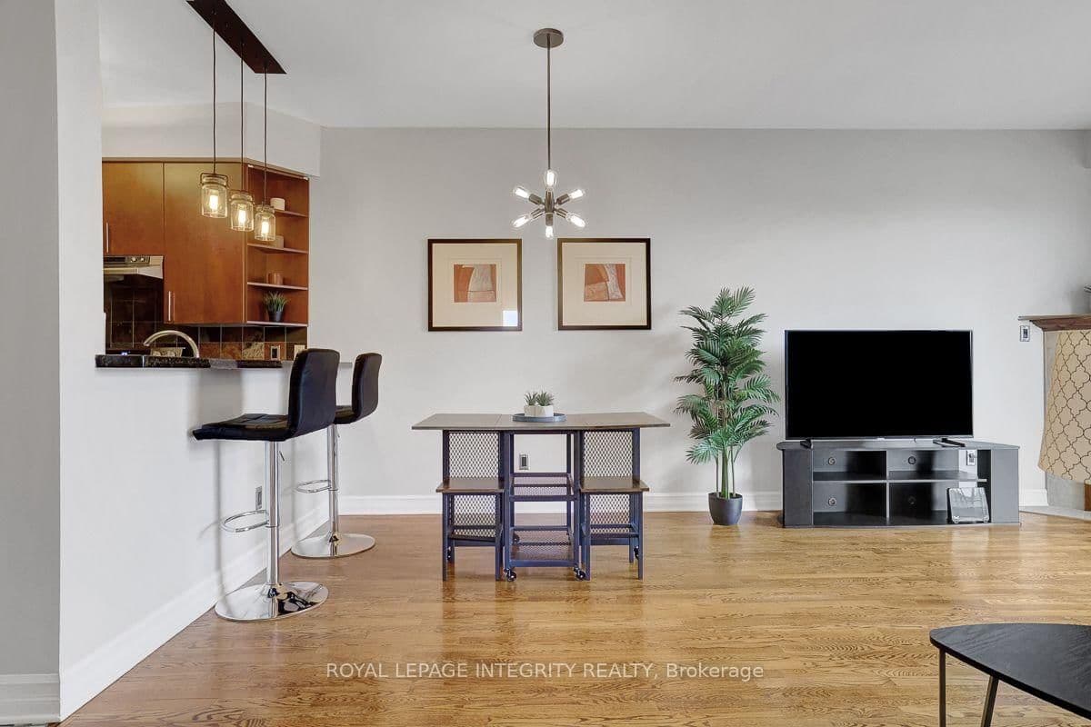 711 Churchill Avenue N, Unit 402 thumbnail 5