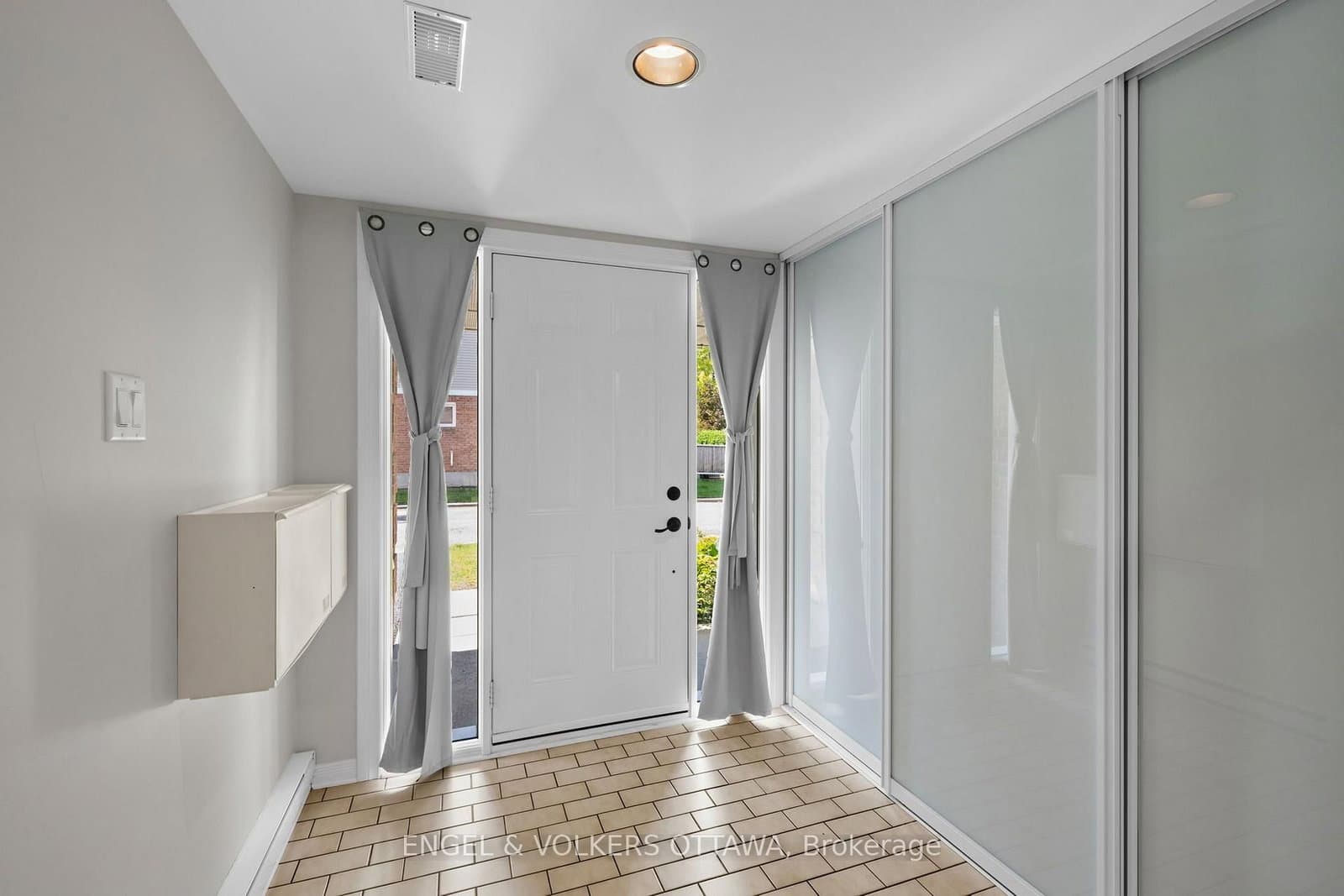1831 Summerfields Crescent thumbnail 3