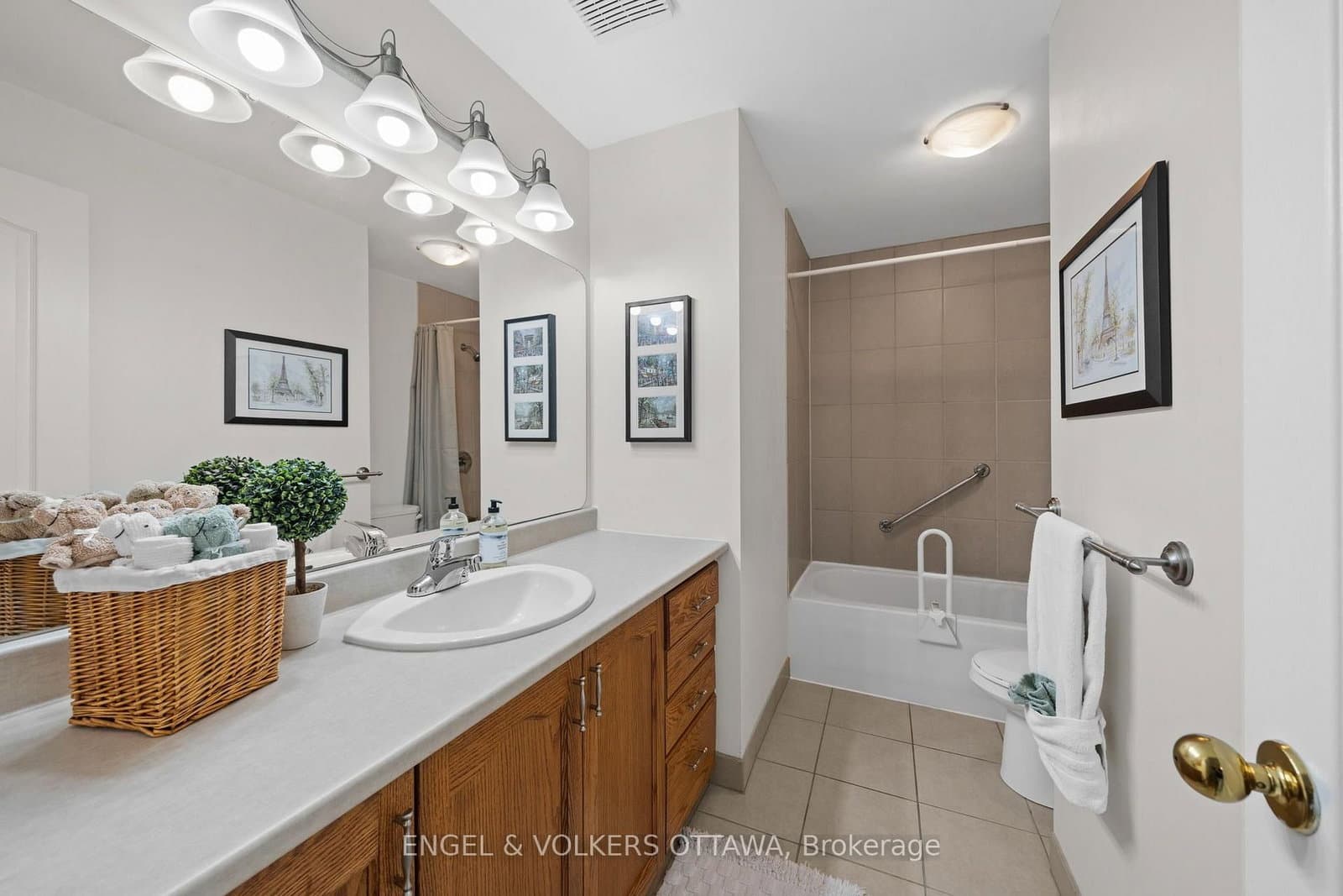 1831 Summerfields Crescent thumbnail 39
