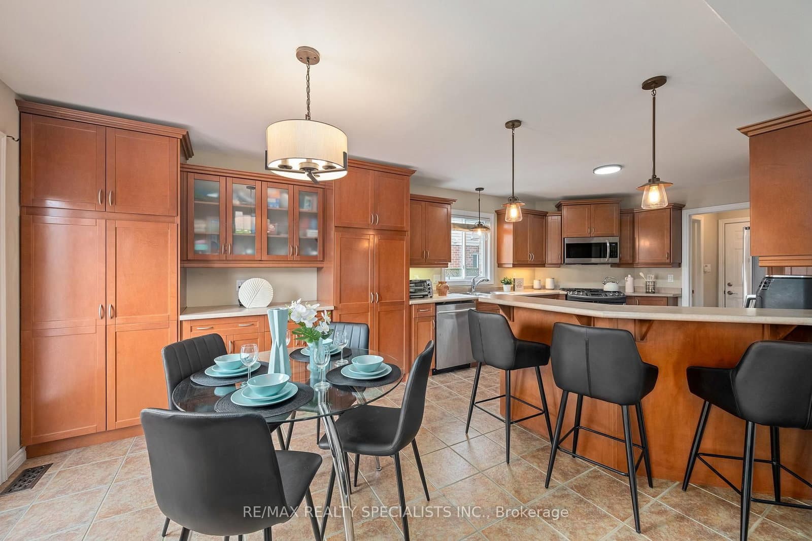 1865 Bayswater Crescent thumbnail 15