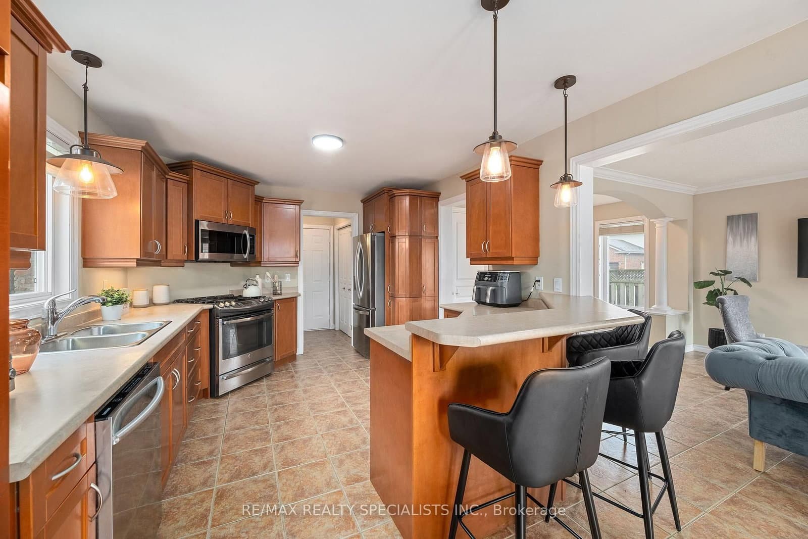 1865 Bayswater Crescent thumbnail 16