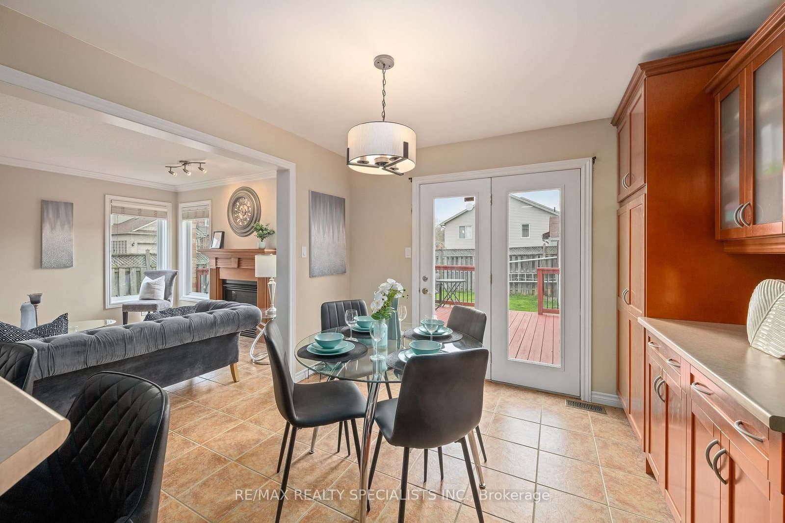 1865 Bayswater Crescent thumbnail 17