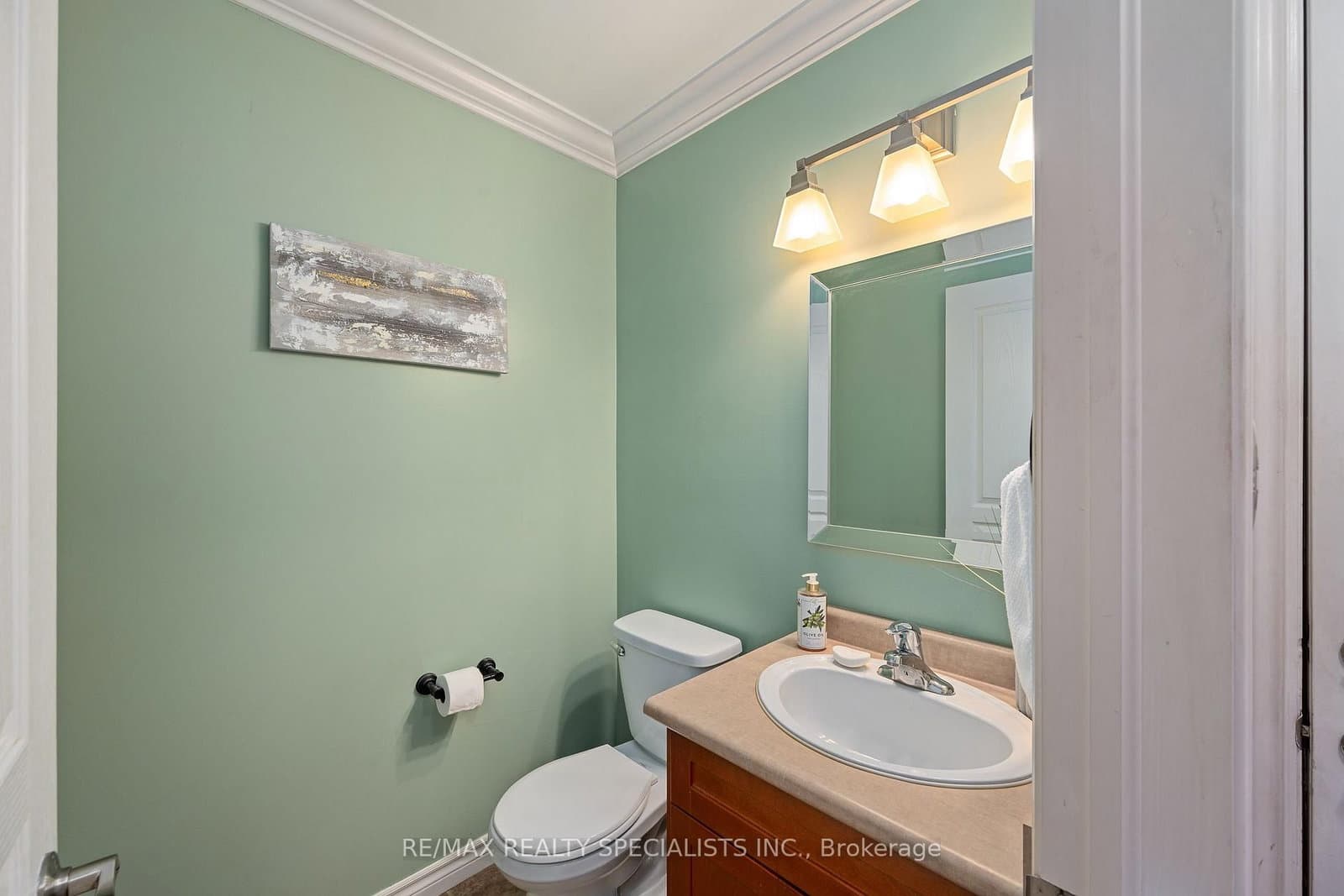 1865 Bayswater Crescent thumbnail 20