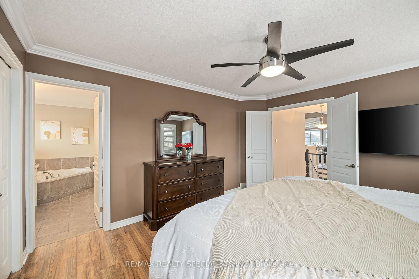 1865 Bayswater Crescent thumbnail 26