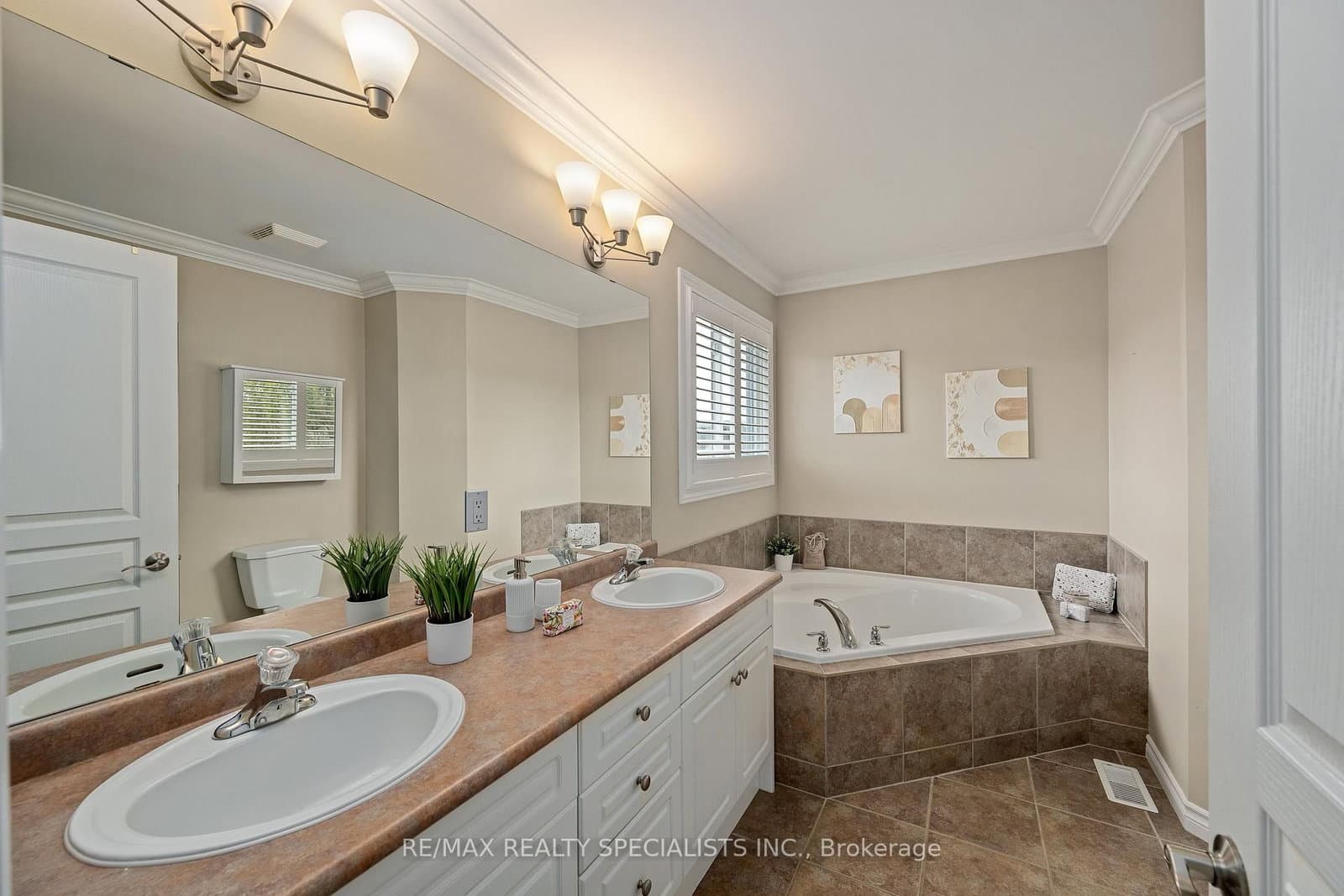 1865 Bayswater Crescent thumbnail 27