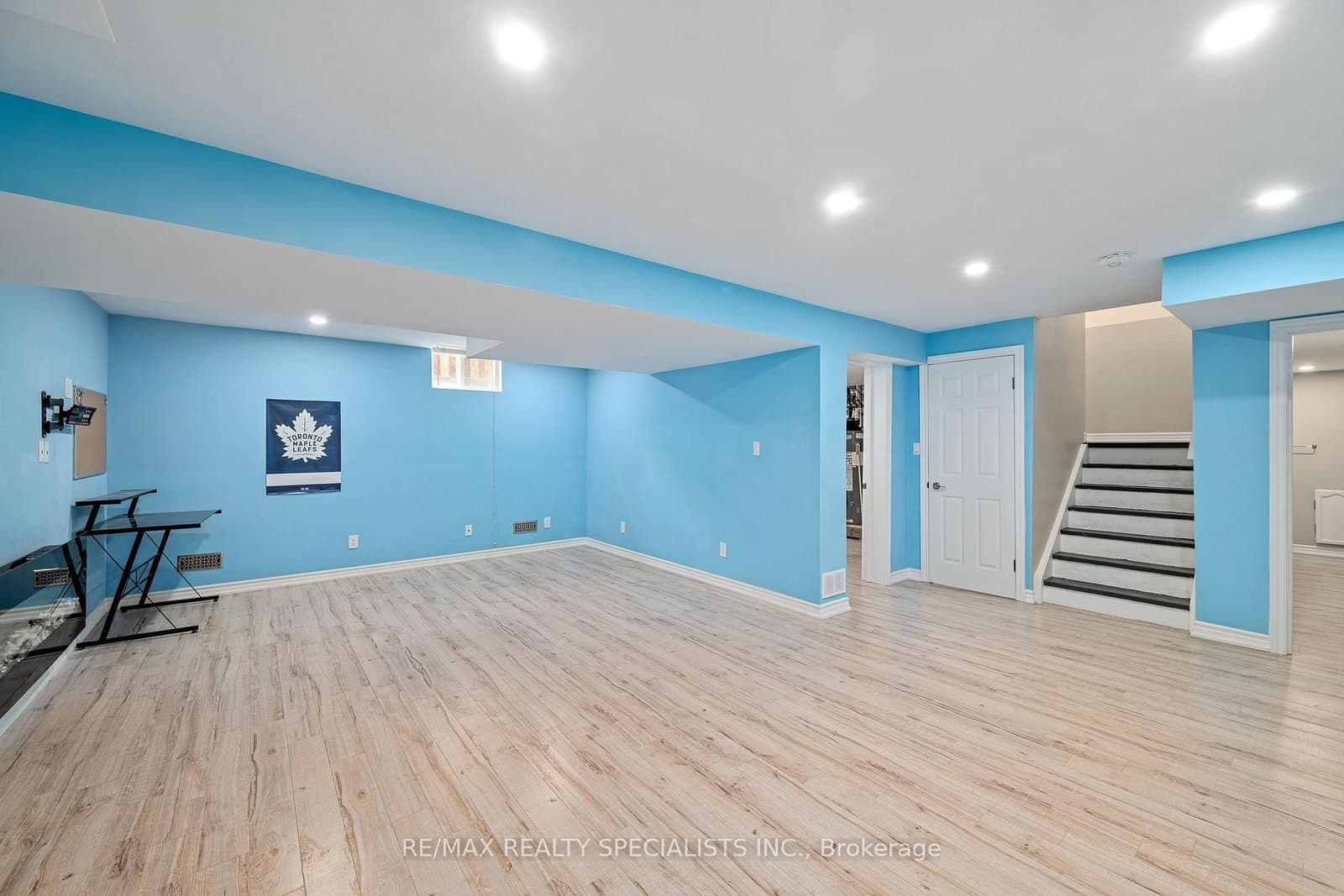 1865 Bayswater Crescent thumbnail 33