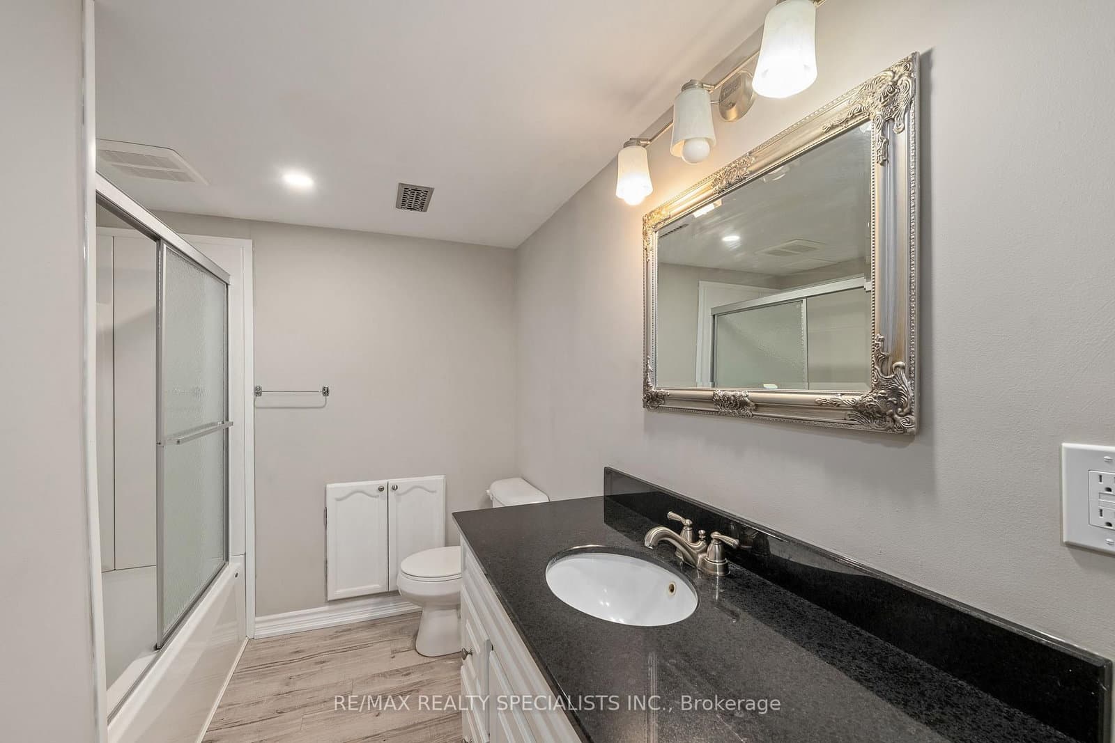 1865 Bayswater Crescent thumbnail 35