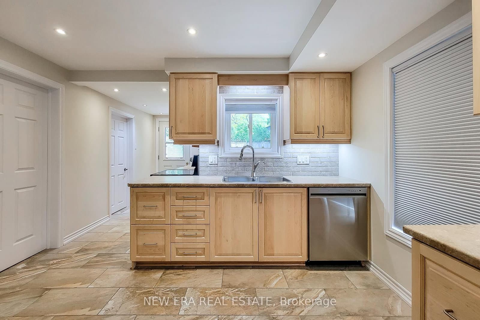 319 King Street W thumbnail 21