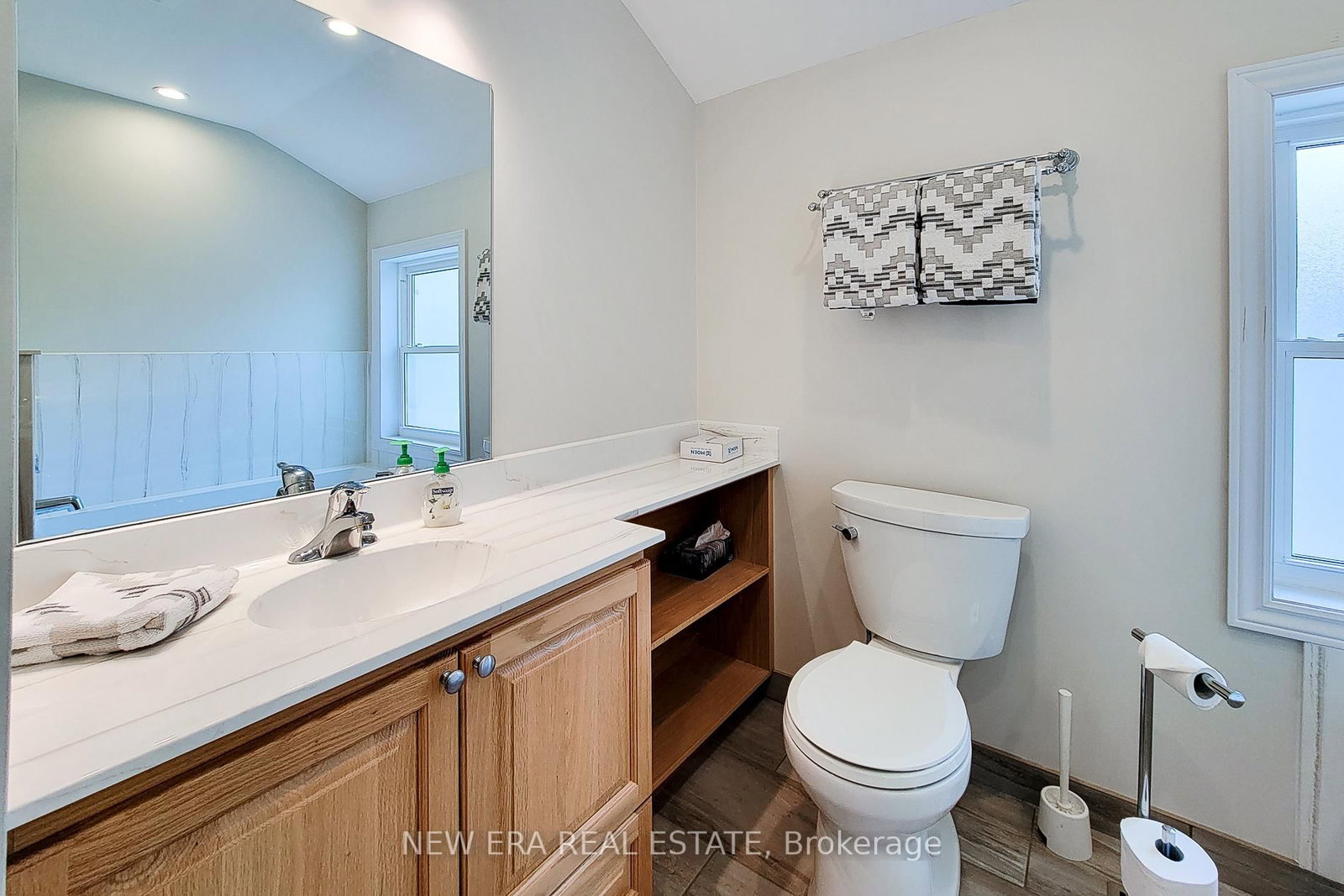 319 King Street W thumbnail 38