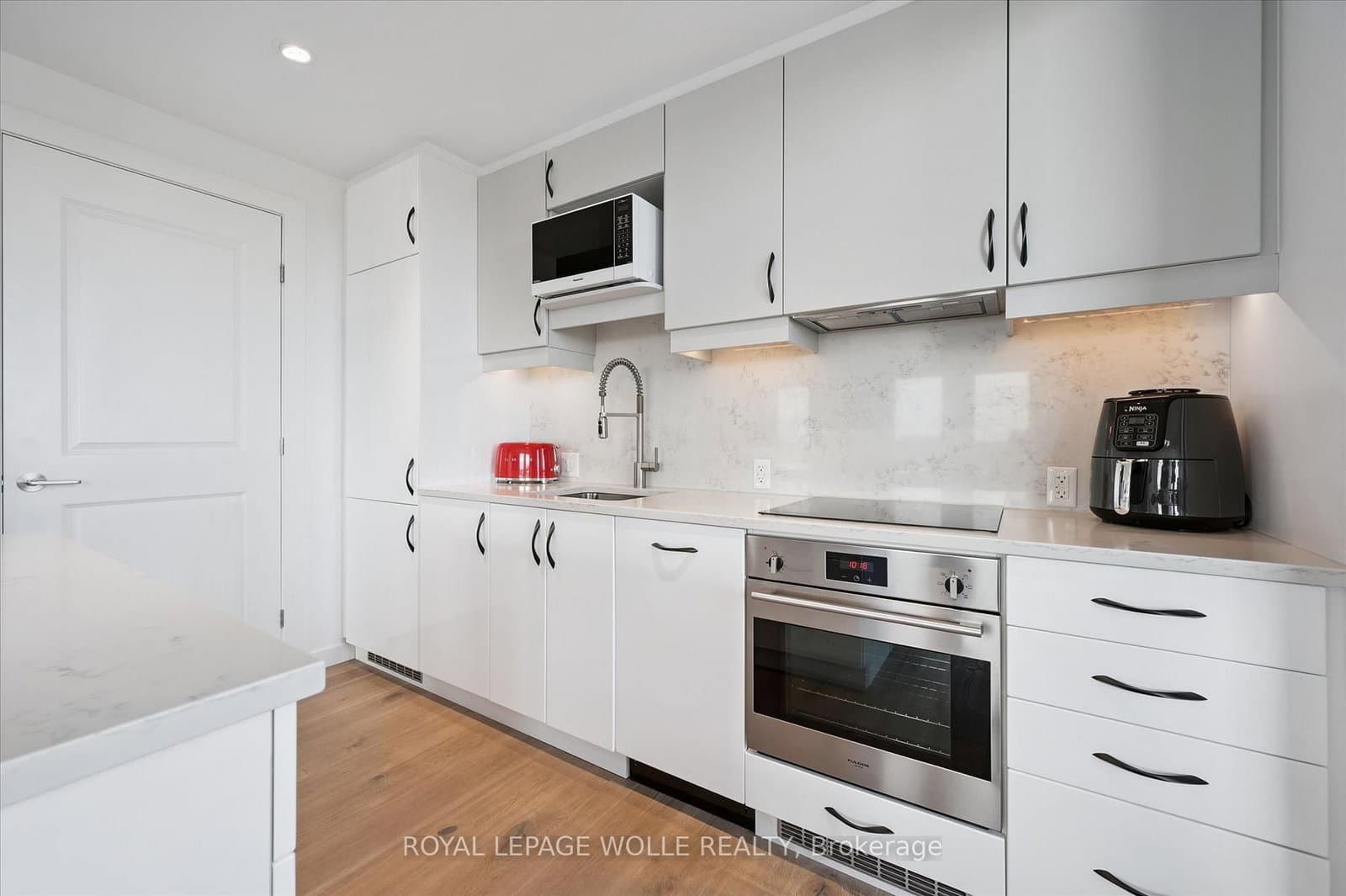 181 King Street S, Unit 1714 thumbnail 10