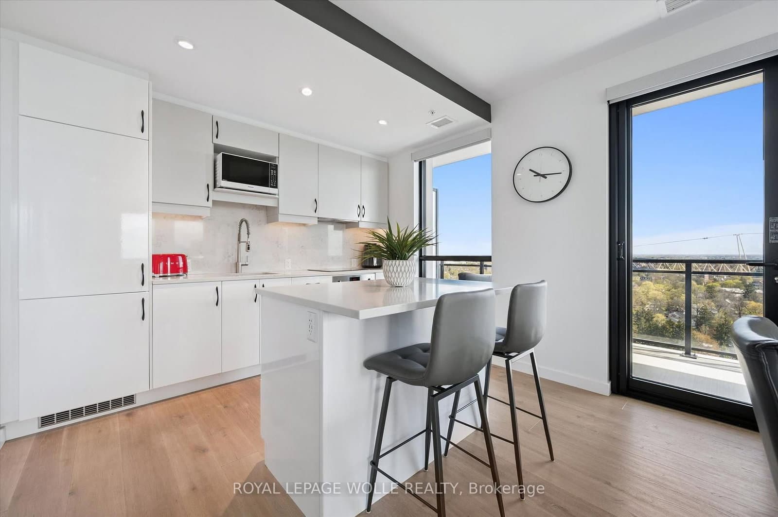 181 King Street S, Unit 1714 thumbnail 8