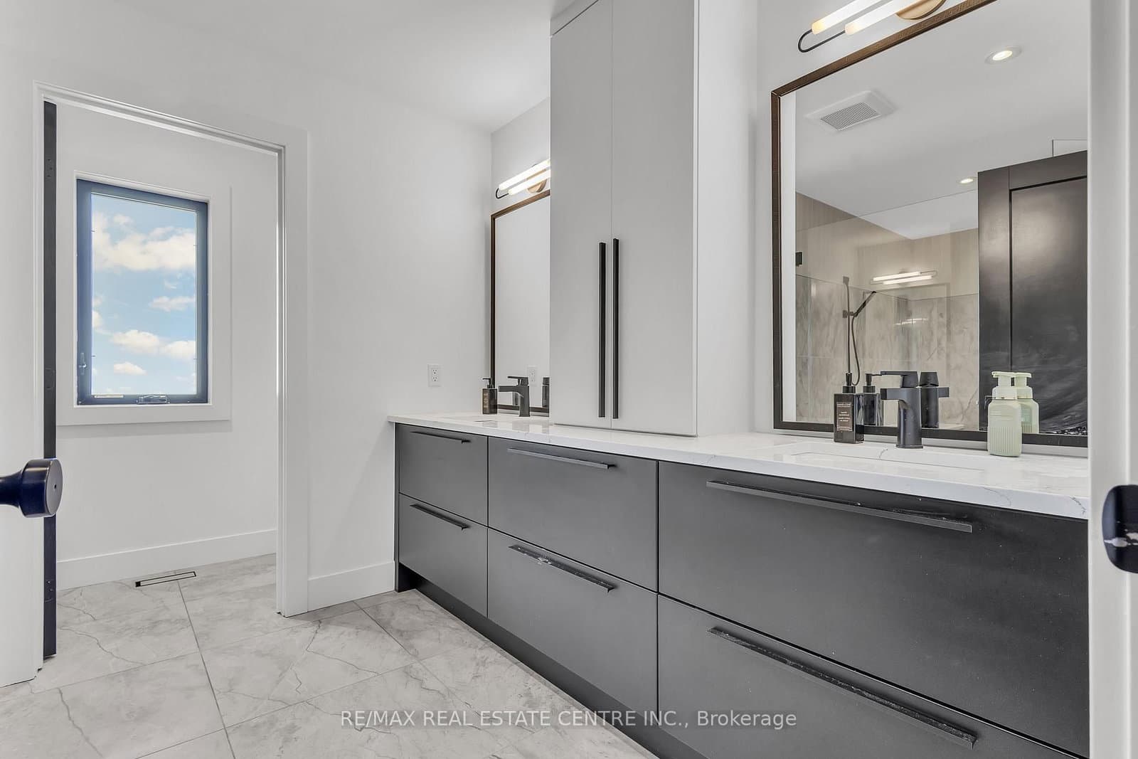 920 Thomas Pedder Court thumbnail 32