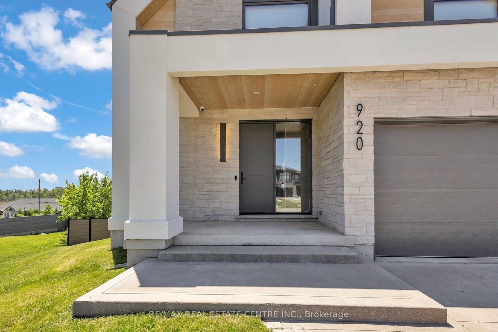 920 Thomas Pedder Court thumbnail 4
