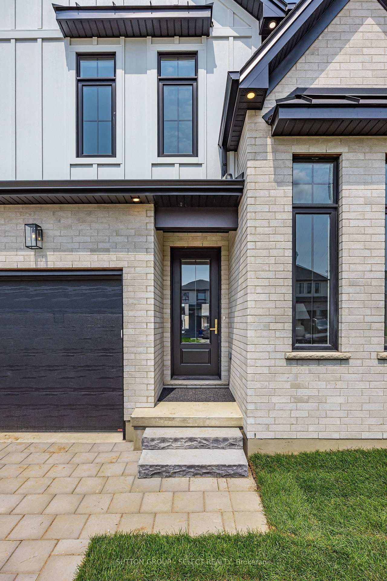 1906 Fountain Grass Drive thumbnail 3