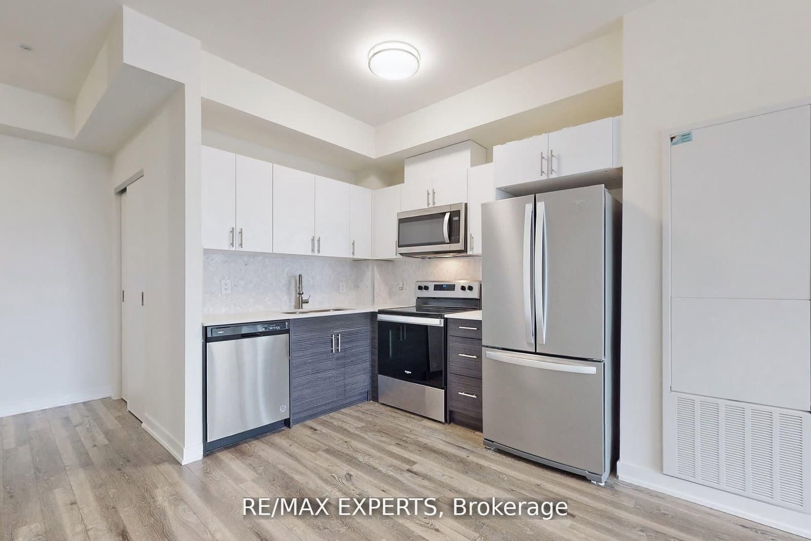 128 King Street N, Unit 1604 thumbnail 17
