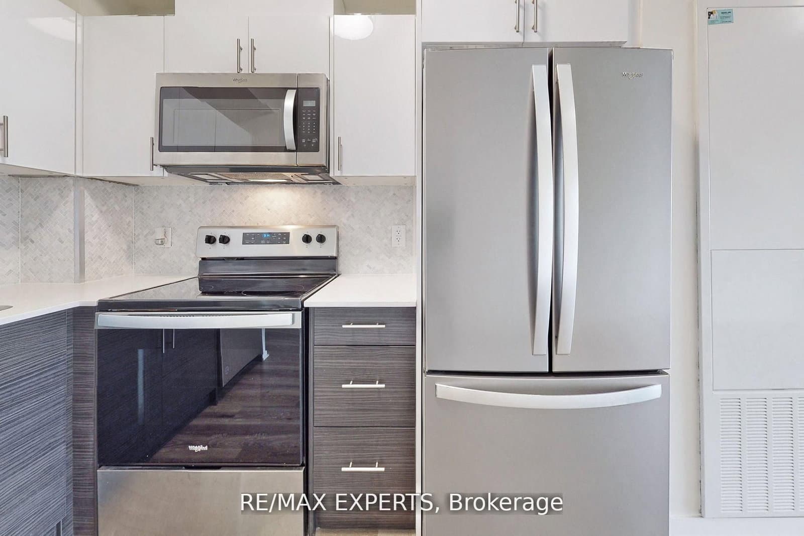128 King Street N, Unit 1604 thumbnail 21