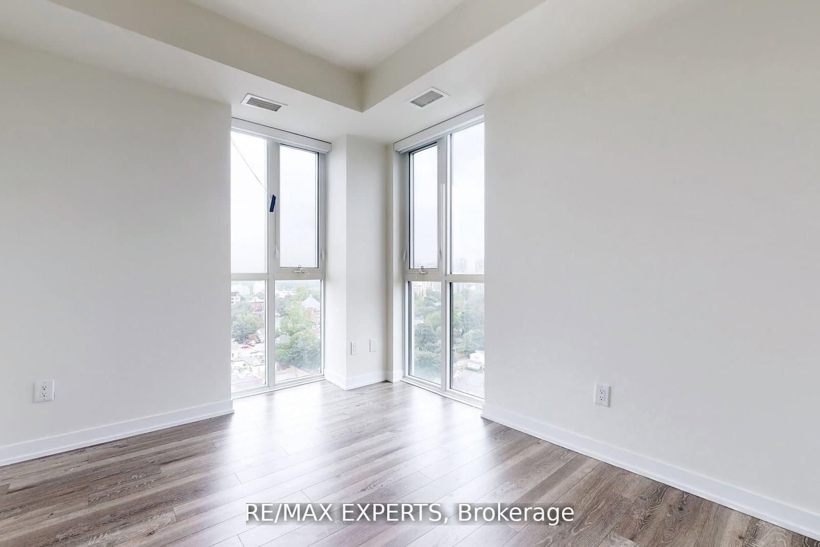 128 King Street N, Unit 1604 thumbnail 27