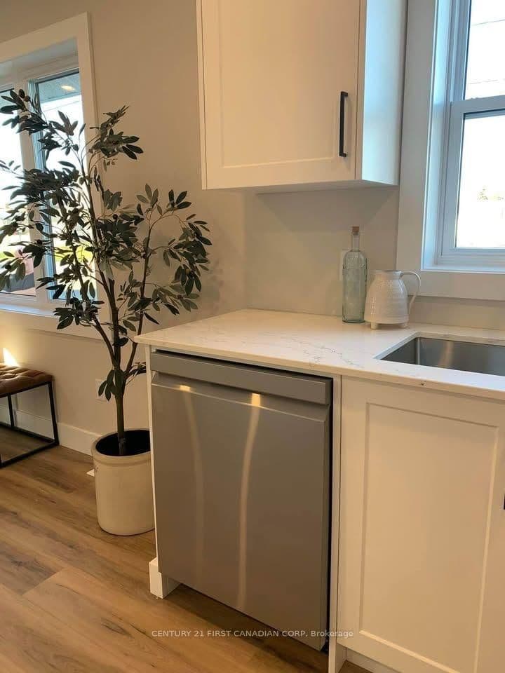 200 Centre Street, Unit D thumbnail 3