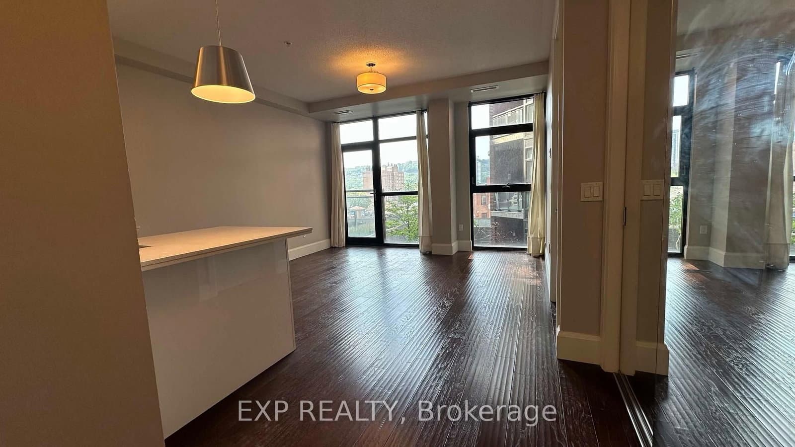112 King Street E, Unit 512 thumbnail 2