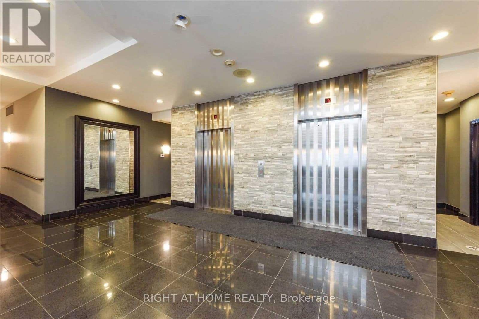 135 James Street S, Unit 1102 thumbnail 22