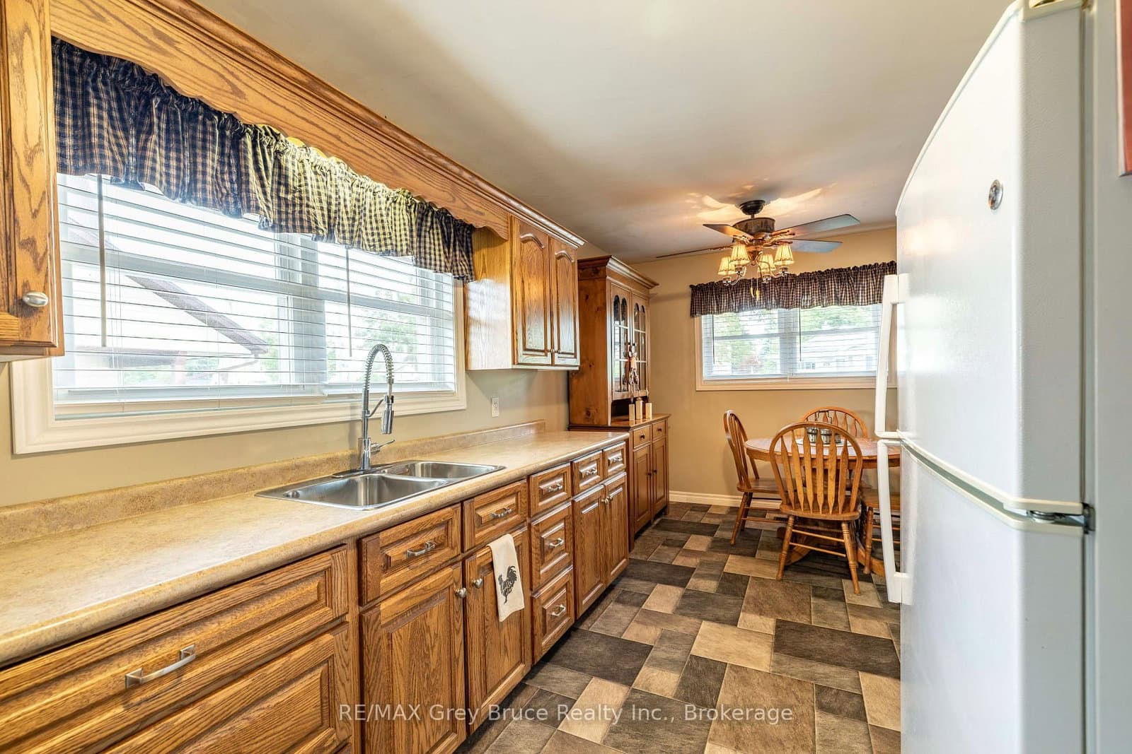 175 Fergus Street S thumbnail 11