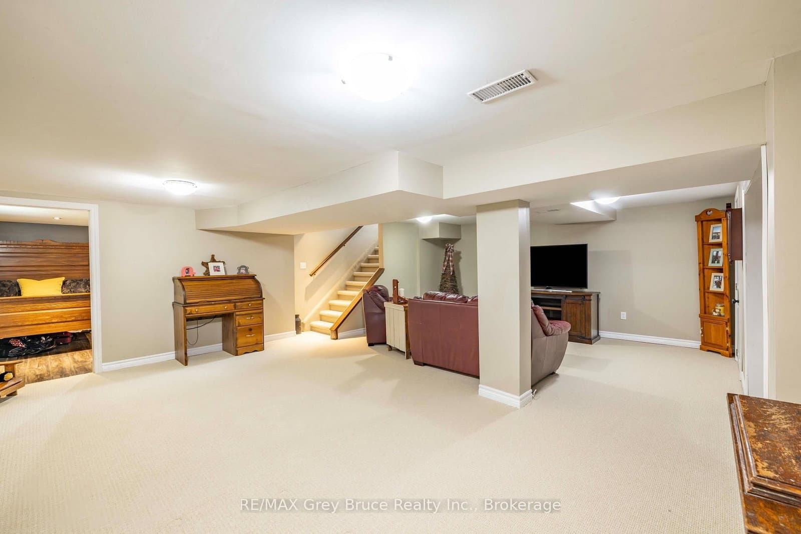 175 Fergus Street S thumbnail 17