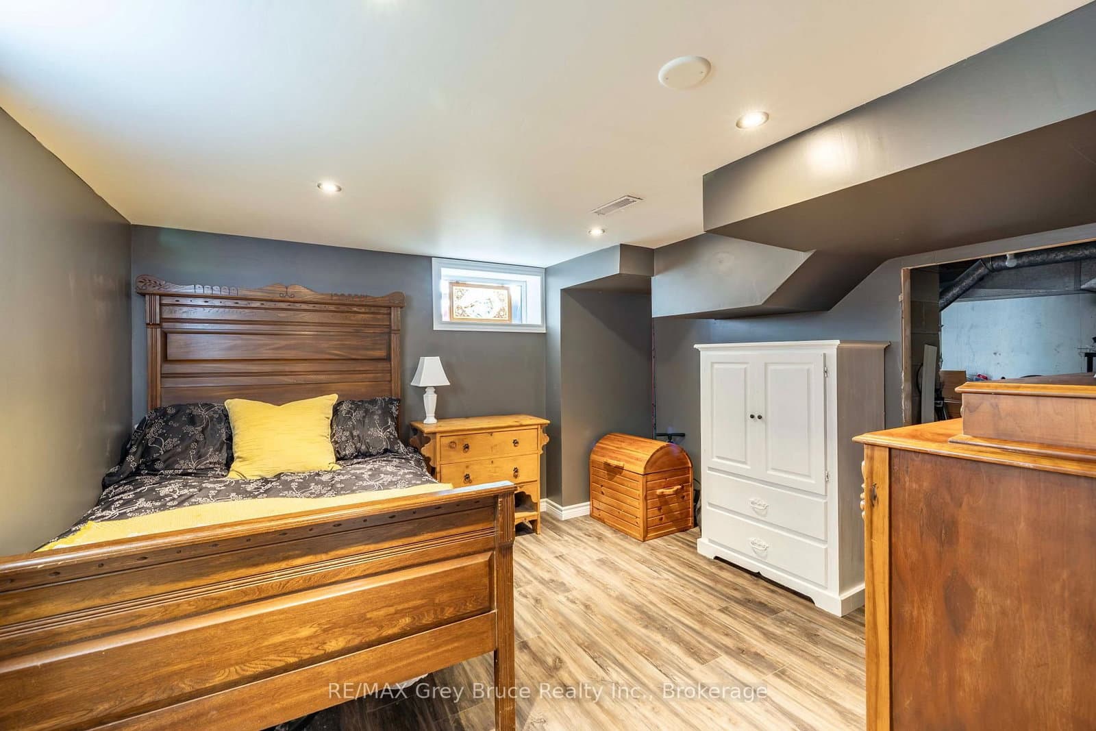 175 Fergus Street S thumbnail 22