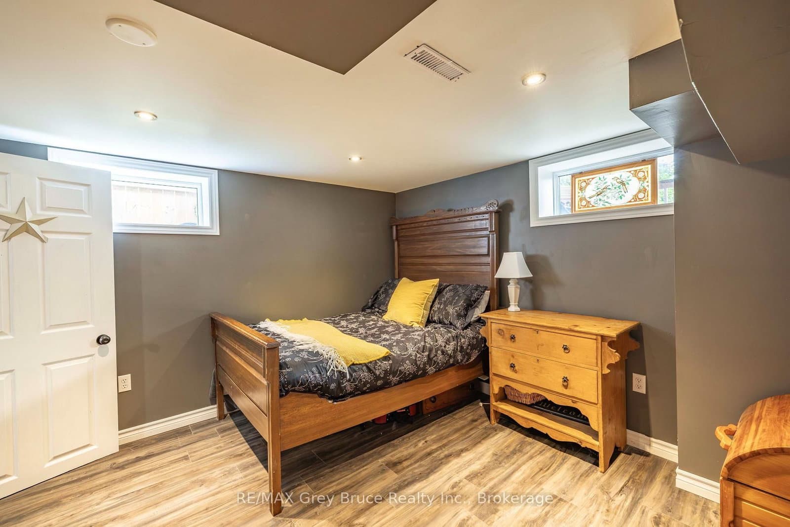 175 Fergus Street S thumbnail 23