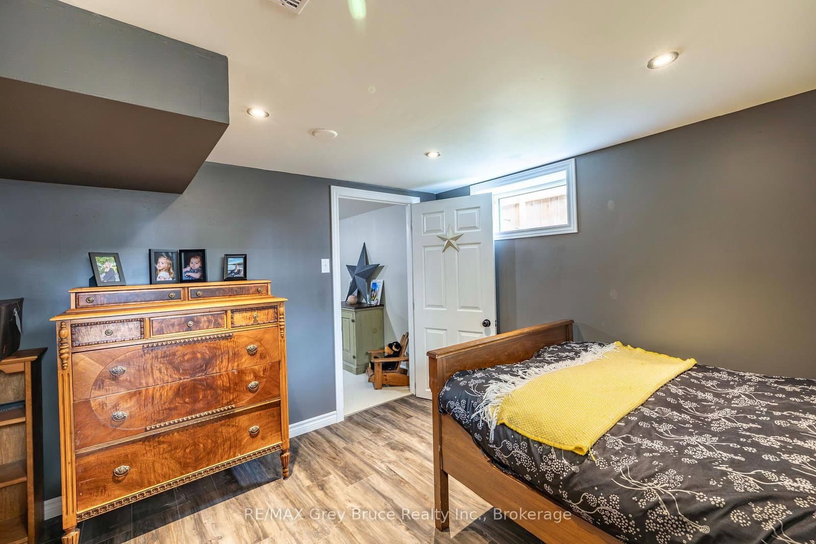 175 Fergus Street S thumbnail 24