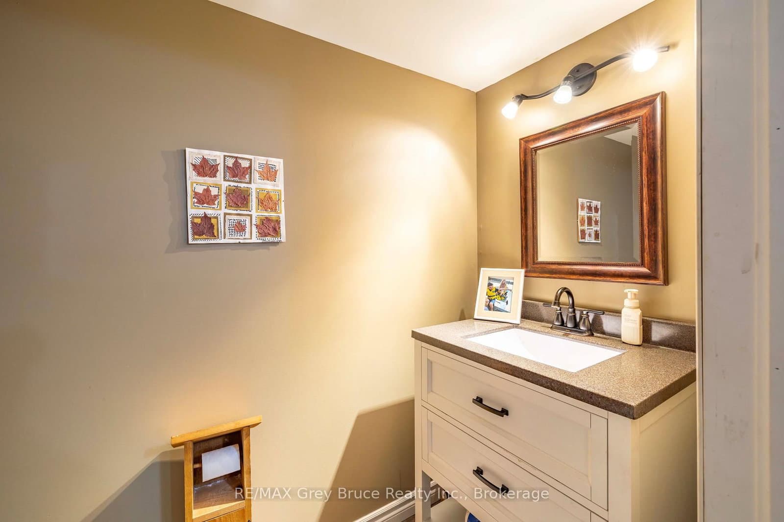 175 Fergus Street S thumbnail 25