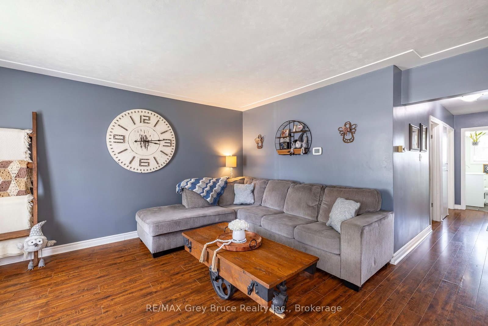 175 Fergus Street S thumbnail 4