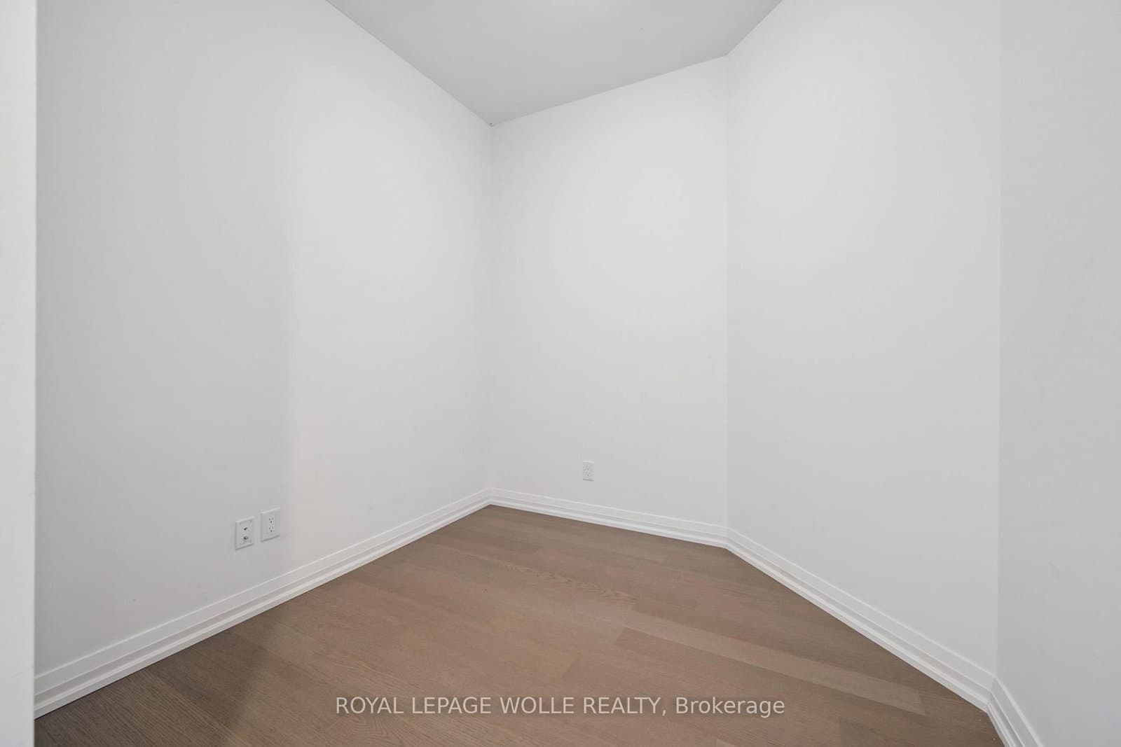 155 Caroline Street S, Unit 1807 thumbnail 17