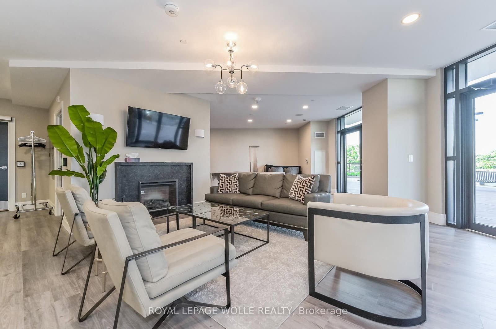 155 Caroline Street S, Unit 1807 thumbnail 35