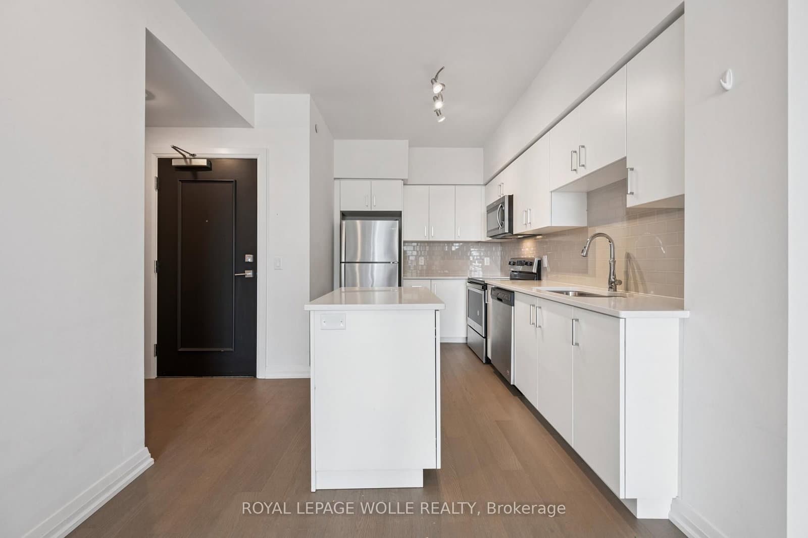 155 Caroline Street S, Unit 1807 thumbnail 5