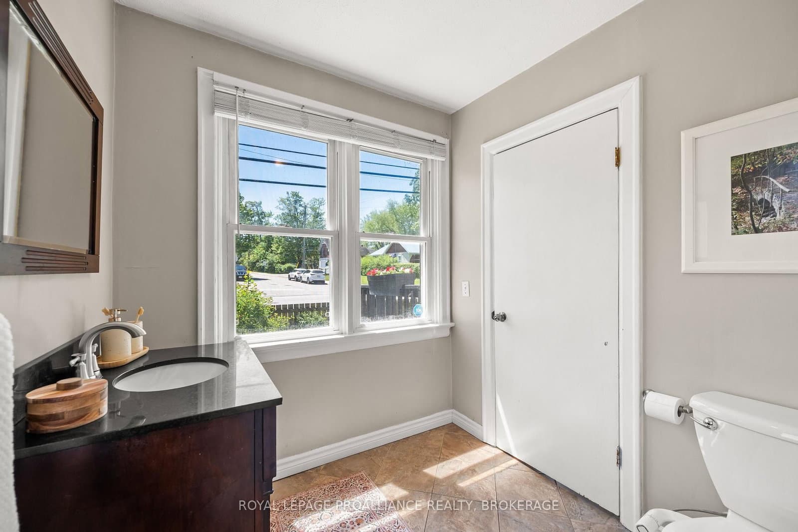 560 King Street W thumbnail 16