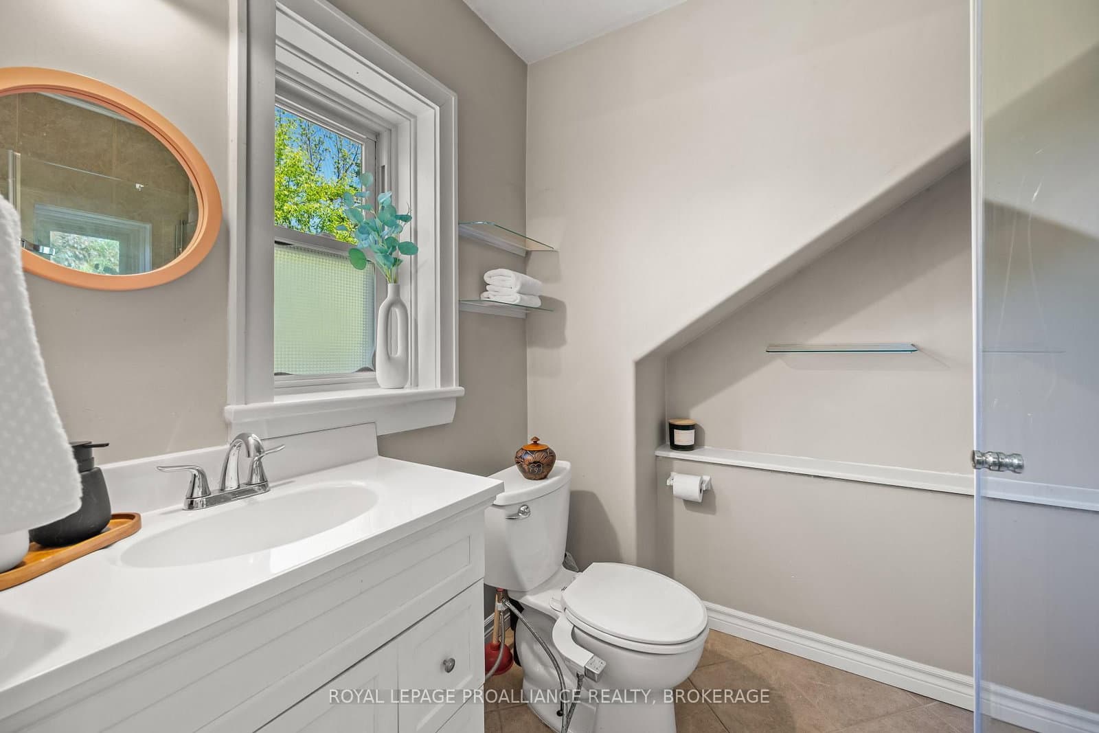 560 King Street W thumbnail 23