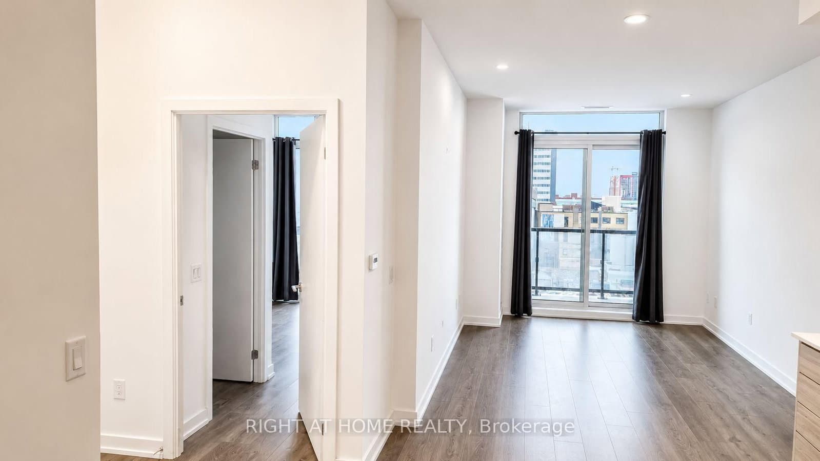 55 Duke Street W, Unit 412 thumbnail 2