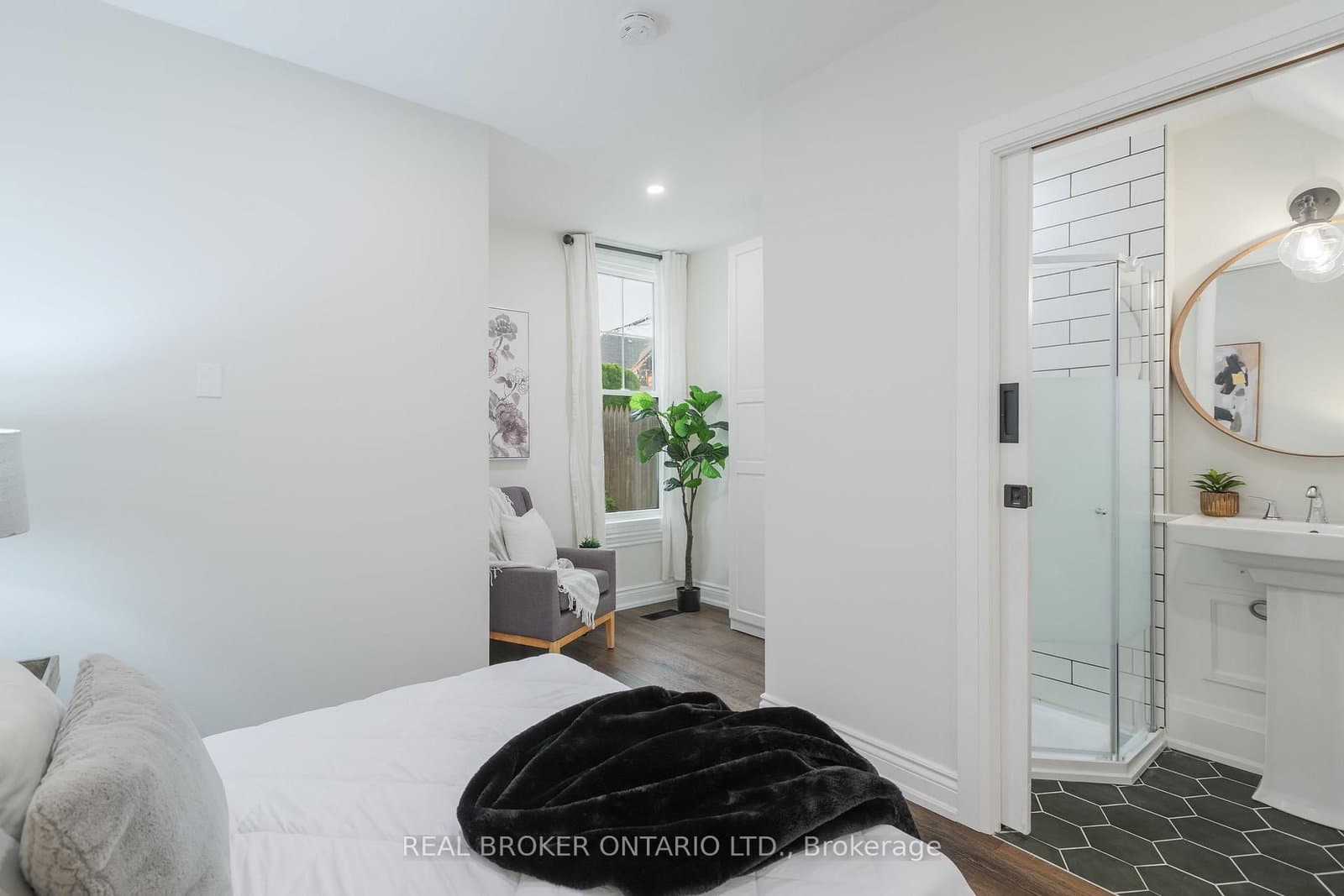 46 Murray Street E thumbnail 4