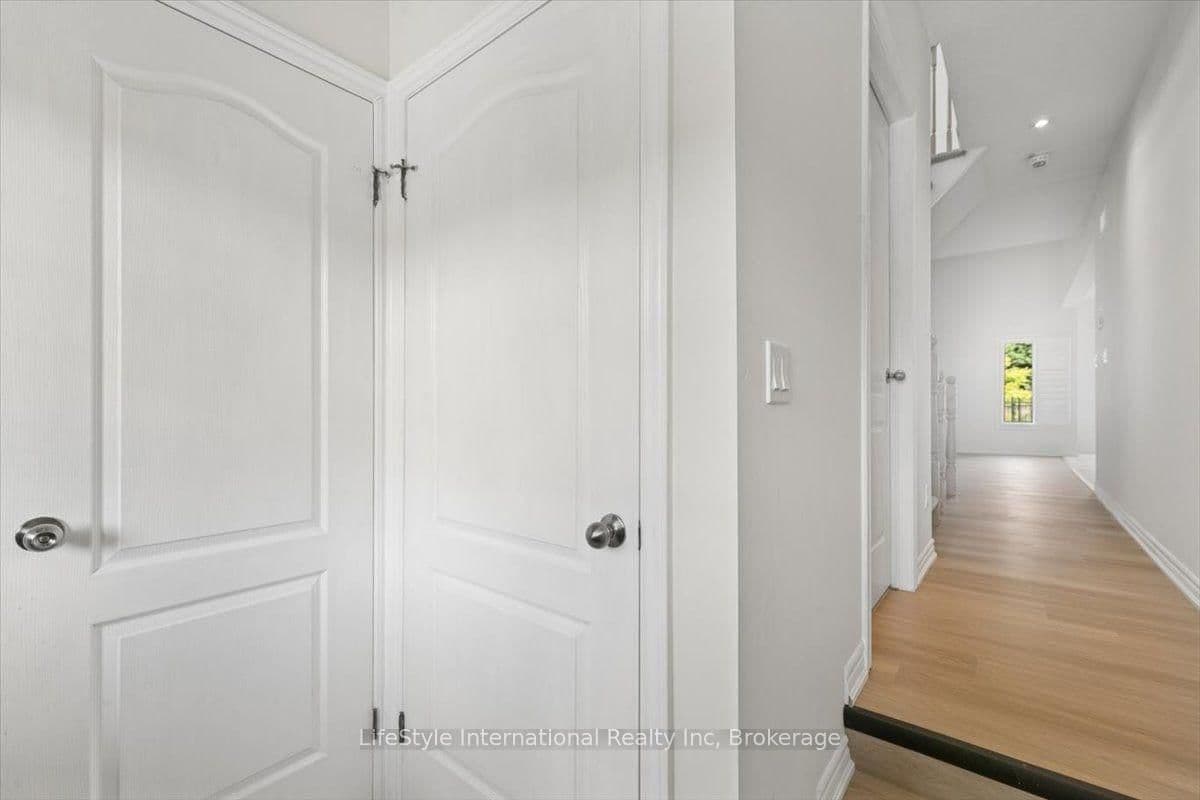 242 Moorlands Crescent S thumbnail 4