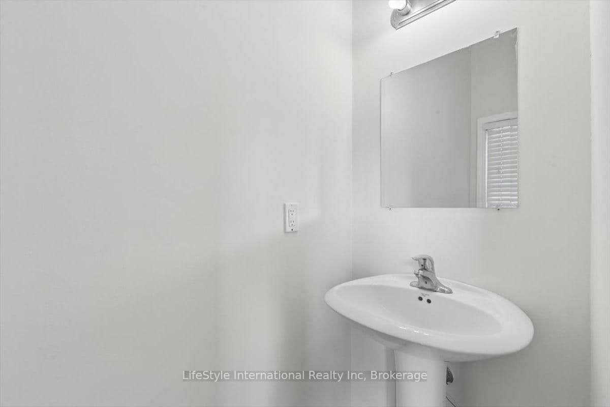 242 Moorlands Crescent S thumbnail 5