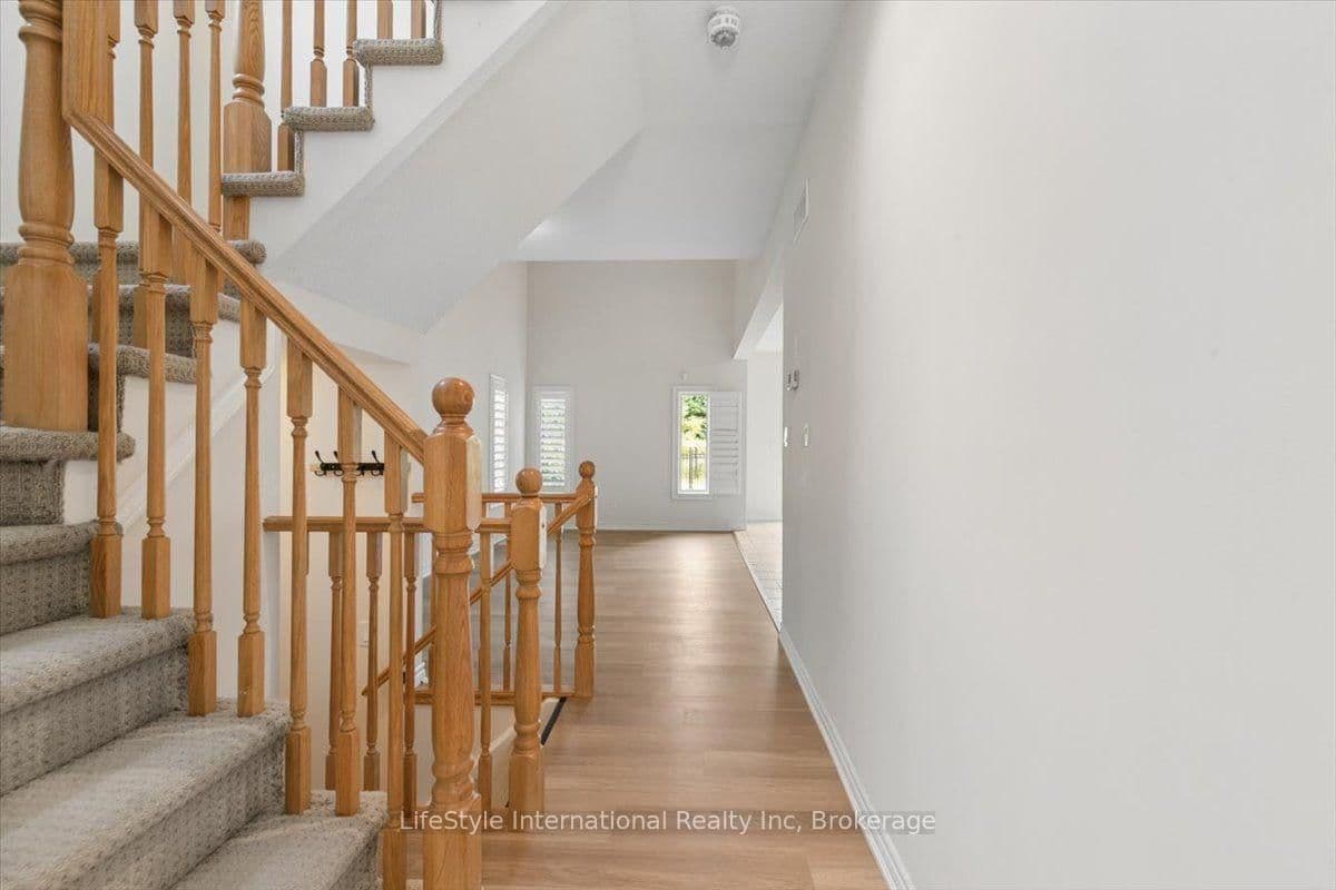 242 Moorlands Crescent S thumbnail 6