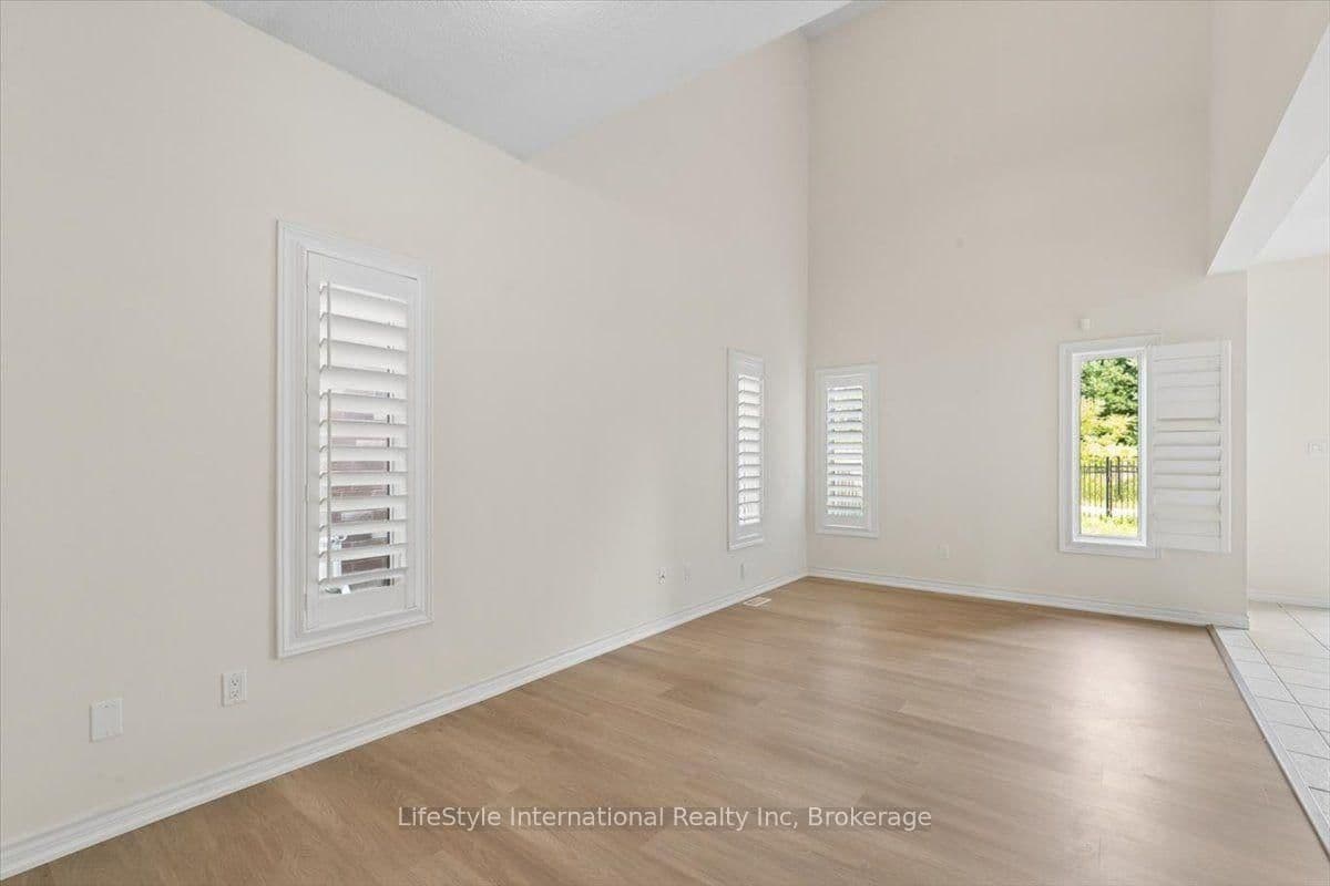 242 Moorlands Crescent S thumbnail 8