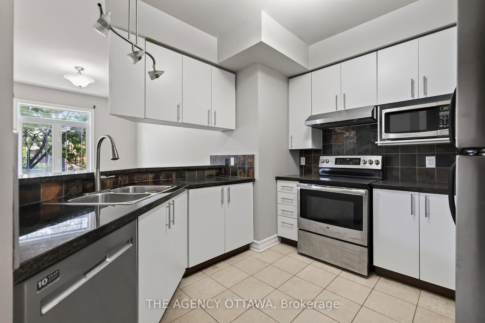 711 Churchill Avenue N, Unit 203 thumbnail 15