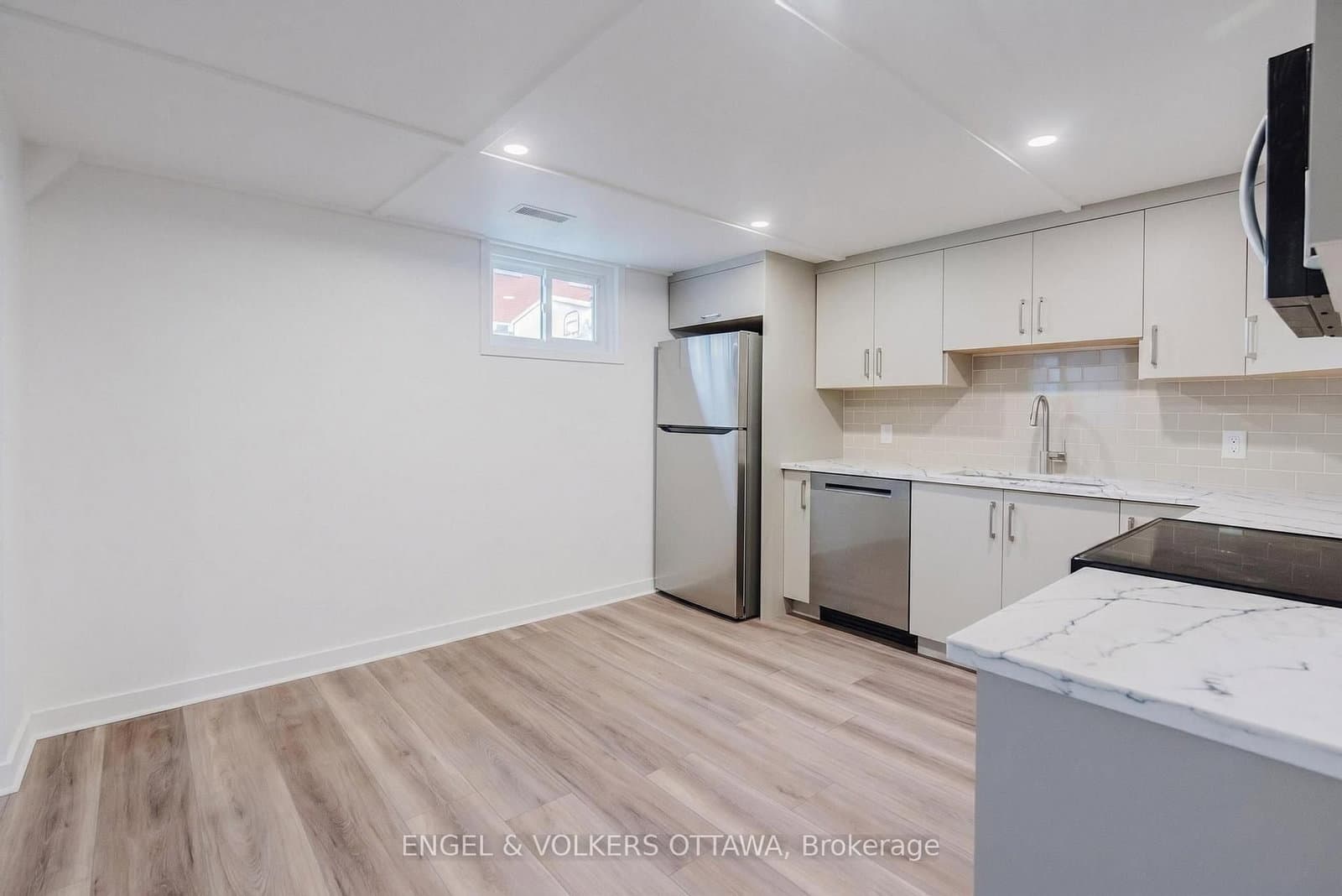896 Pinewood Crescent, Unit 3 thumbnail 13